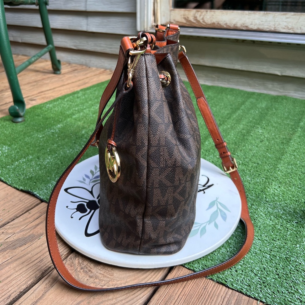 MICHAEL KORS Frankie Drawstring Cross-Body Bag Brown with Gold Hardware. - Picture 4 of 17